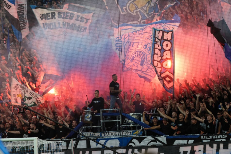 In der Kurve der HSV-Fans wird regelmäßig Pyrotechnik gezündet. Der Verein wurde nun erneut zu einer saftigen Geldstrafe verurteilt. (Symbolfoto)