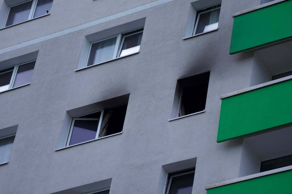 Die Rußspuren reichen bis an die Fassade.