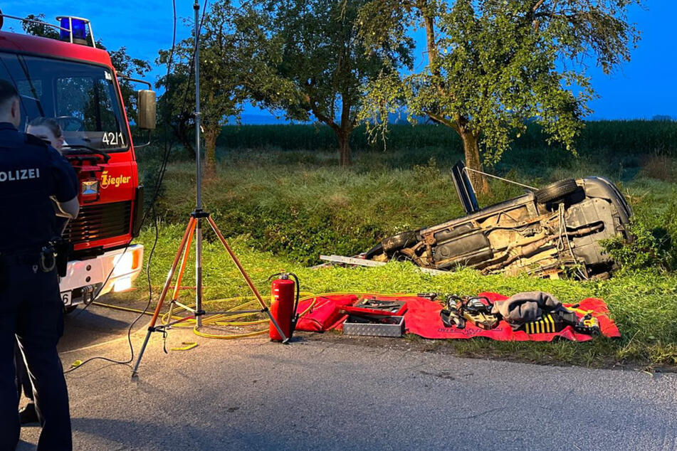 Auto im Straßengraben, Toter (†60) auf Rücksitz: Unfall stellt Polizei vor Rätsel