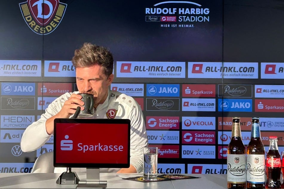 Stärkung für den Tag und die Auswärtsfahrt nach Ingolstadt: Dynamo-Trainer Thomas Stamm (41) auf der Pressekonferenz.