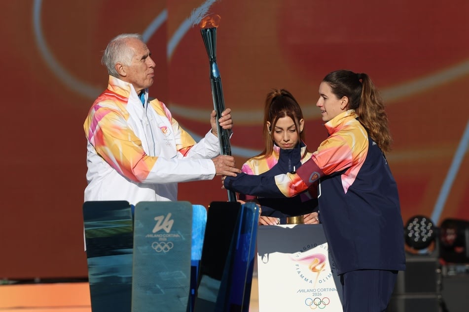 Der Präsident des Organisationskomitees von Mailand-Cortina, Giovanni Malago (66), entzündete die Fackel und schickte sie auf Reisen durch Italien.