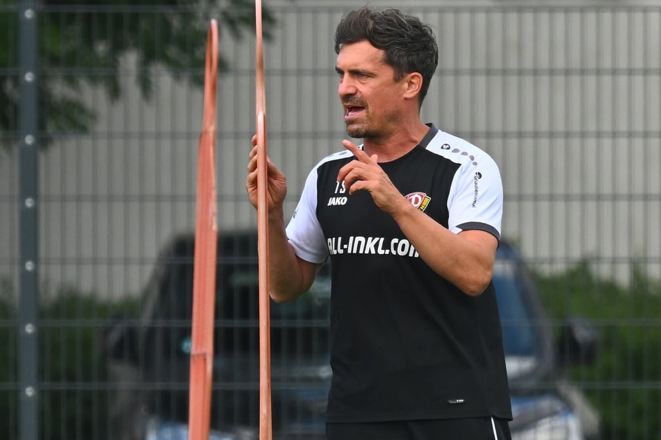 Bittet seine Akteure zum Training: Dynamo-Trainer Thomas Stamm (42).