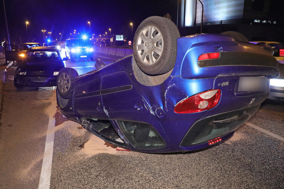 Der Peugeot blieb nach dem Unfall auf dem Dach liegen.