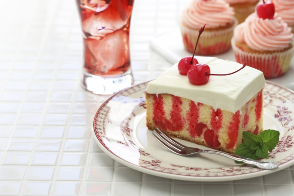 Poke Cake: Dieser Kuchentrend wird Dich begeistern