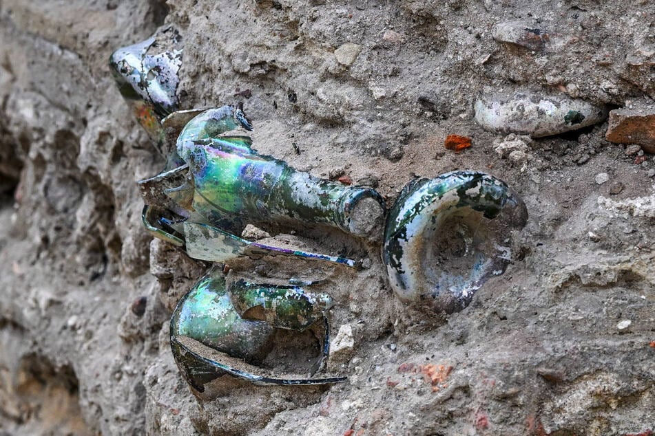 In den Überresten des Kellers sind unter anderem Glasflaschen aus dem 18. Jahrhundert entdeckt worden.