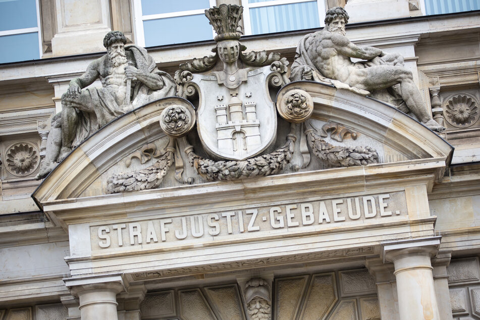 Der Haupteingang zum Strafjustizgebäudes in Hamburg.