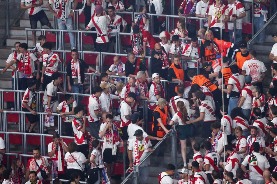 Leipzig: Schreck-Moment bei Finale in Leipzig: Fan stürzt Treppe hinab, Spiel unterbrochen