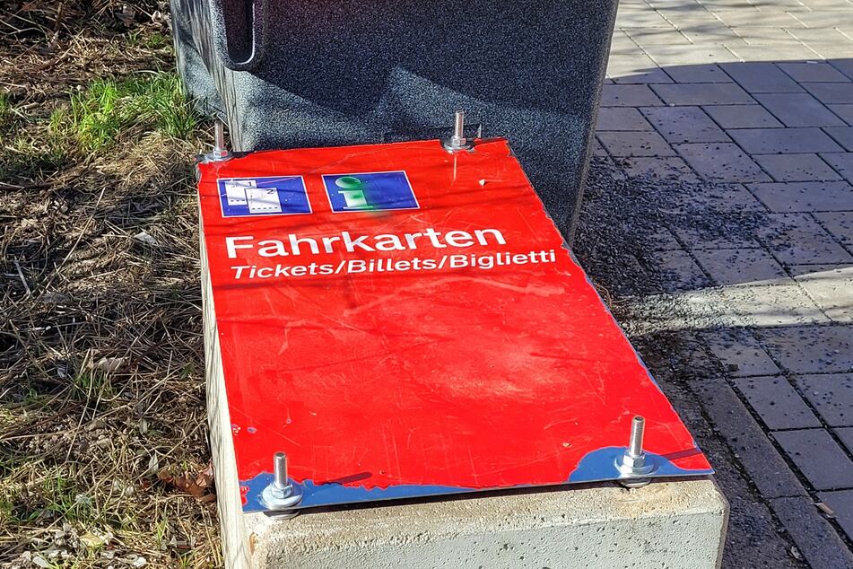 Auch am Borsdorfer Bahnhof kommt es immer wieder zu Sachbeschädigungen - vor Kurzem wurde etwa der Fahrkartenautomat gesprengt. Nur der Sockel mit dem Schild ist noch übrig.