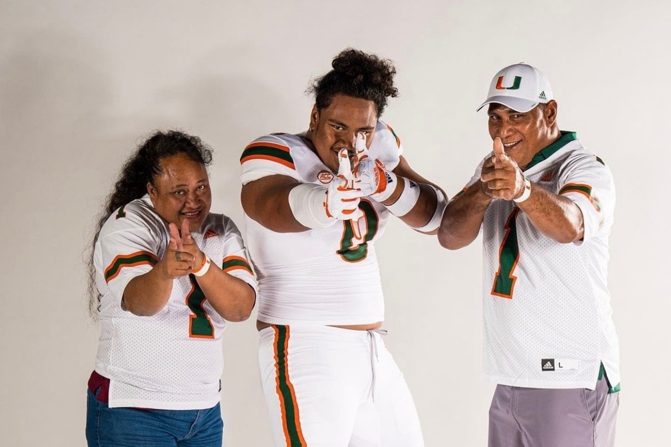 No. 1 ranked lineman, Francis Mauigoa posted with mom (l) and dad (r).