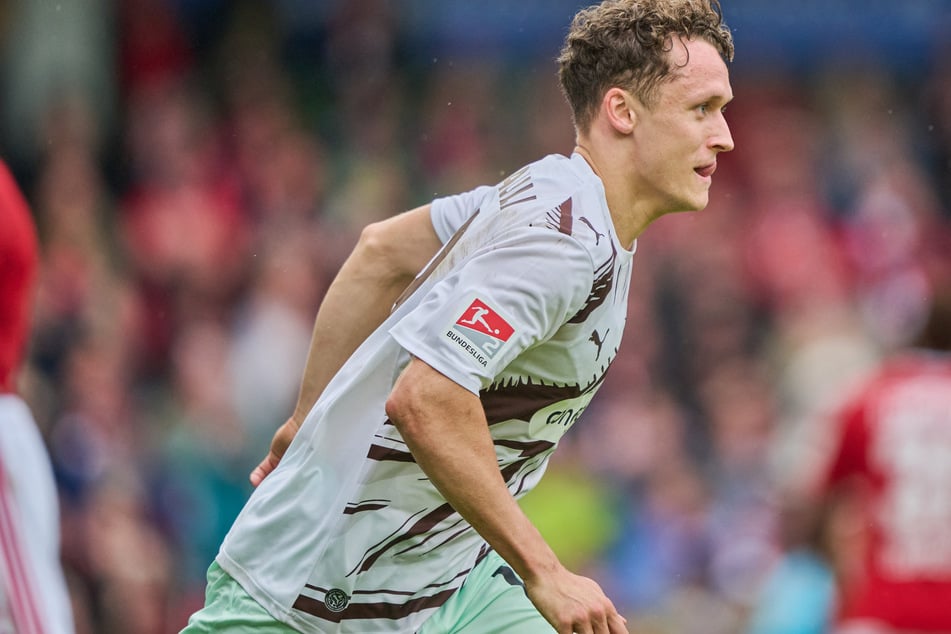 St.-Pauli-Stürmer Martijn Kaars netzt zum 1:1 ein.