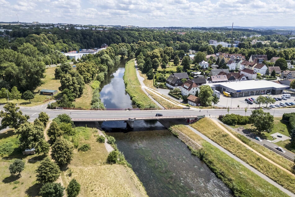 Die Zwickauer Mulde bei Pölbitz. Von der Pölbitzer Brücke bis zum Wehr in Crossen soll der Deich ausgebaut werden, für einen besseren Hochwasserschutz.