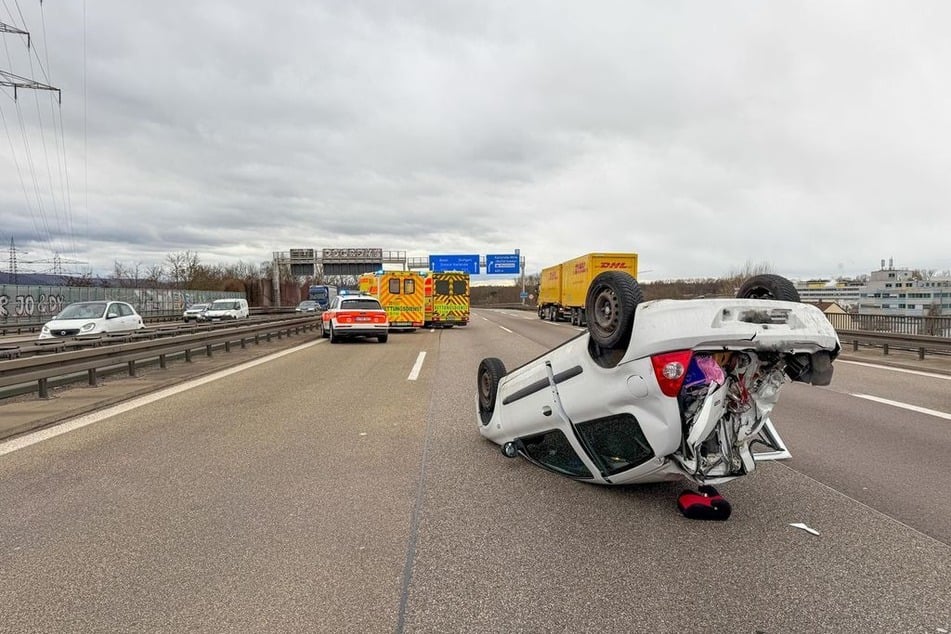 Der Renault kam auf dem Dach zum Liegen, die Autobahn musste zeitweise voll gesperrt werden.