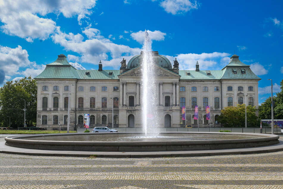 Noch sprudelt die Fontäne am Palaisplatz.