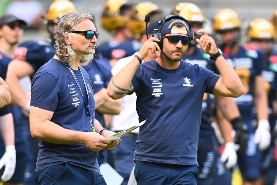 Offense Coordinator Robert Cruse (50, l.) und Receiver-Coach Radko Zoller (36, r.) haben einen neuen Schützling.