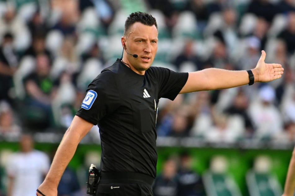 Referee Sven Jablonski (35) leitet das Bundesliga-Duell zwischen dem VfB Stuttgart und dem HSV. (Archivfoto)
