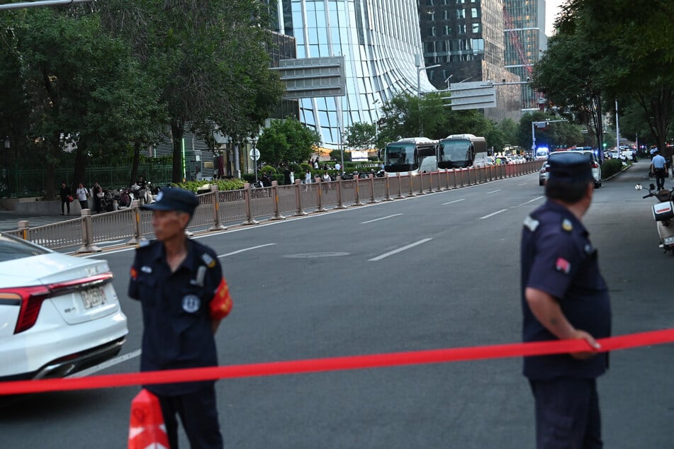 In Chinas Hauptstadt Peking ist offenbar ein Kleinflugzeug gegen das höchste Gebäude der Stadt geprallt.