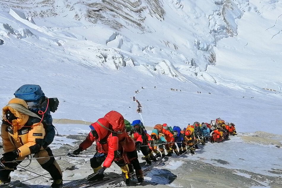 Von wegen abgeschieden! Selbst auf dem höchsten Gipfel der Welt sind Reisegruppen angekommen.