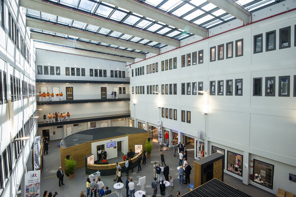 Im Atrium der neuen Poliklinik ist die zentrale Anmeldung angesiedelt.