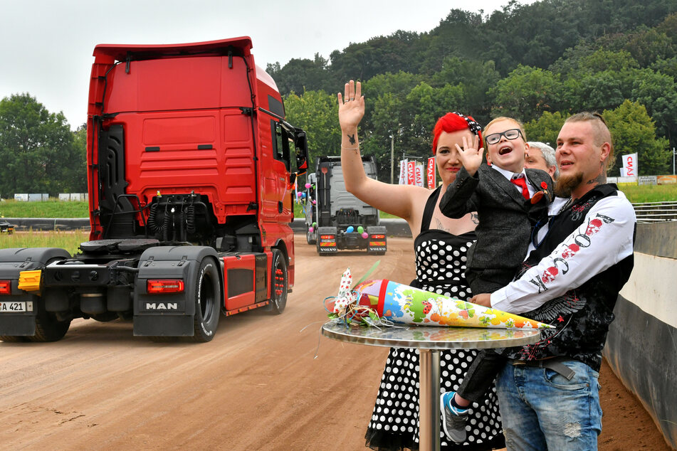 Überraschung! Mit seinen Eltern Ricardo (33) und Josephine Binder (30) genoss Fenrir glücklich die Brummi-Parade.