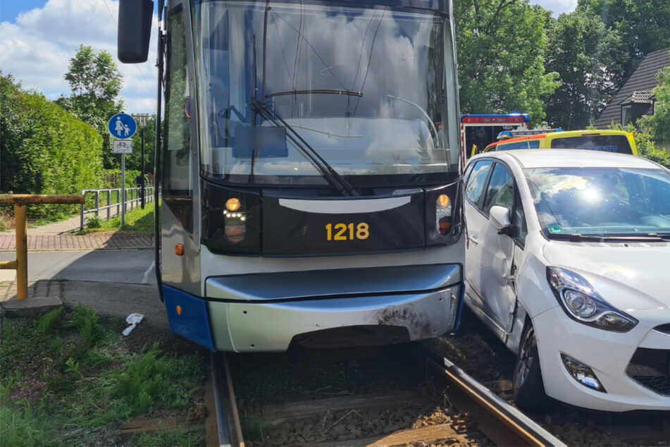 Autofahrer will abbiegen und übersieht Tram: Zwei Verletzte bei Crash in Leipzig