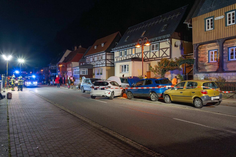 Einsatzkräfte der Feuerwehr vor Ort. Mehrere Autos waren am Unfall beteiligt.