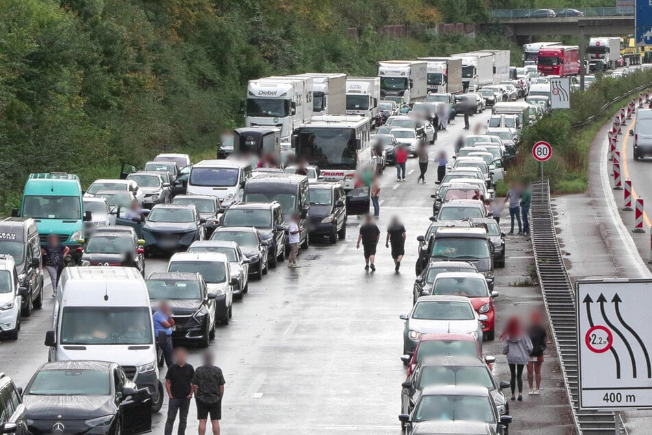 Der Verkehr staut sich aktuell hinter der Unfallstelle auf etlichen Kilometern.