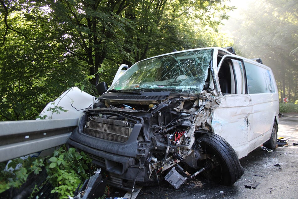 Der stark demolierte VW-Transporter musste nach dem Crash abgeschleppt werden.