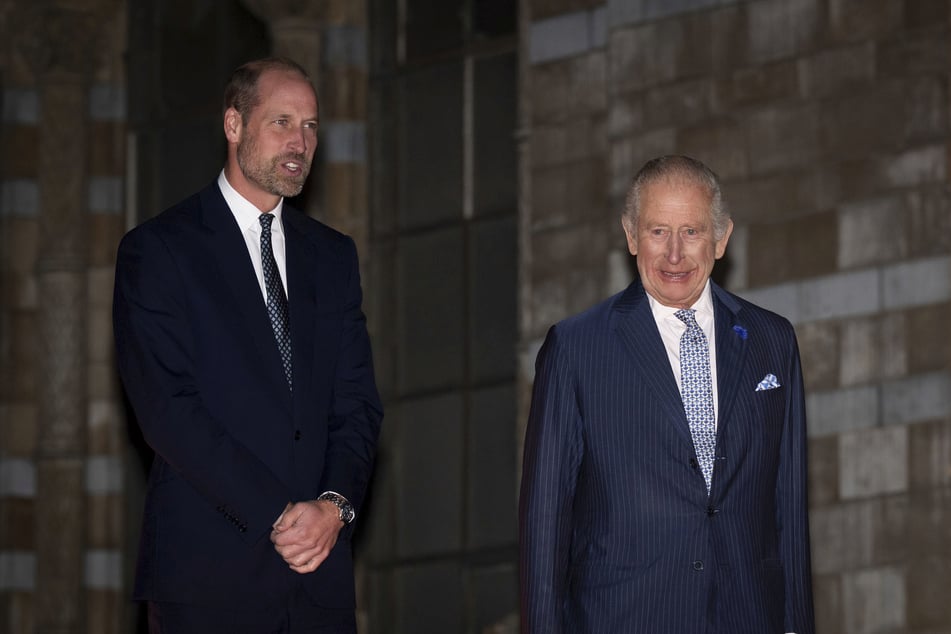 Prinz William (43, l.) und König Charles (76) sind alles andere als gut auf Prinz Andrew zu sprechen.