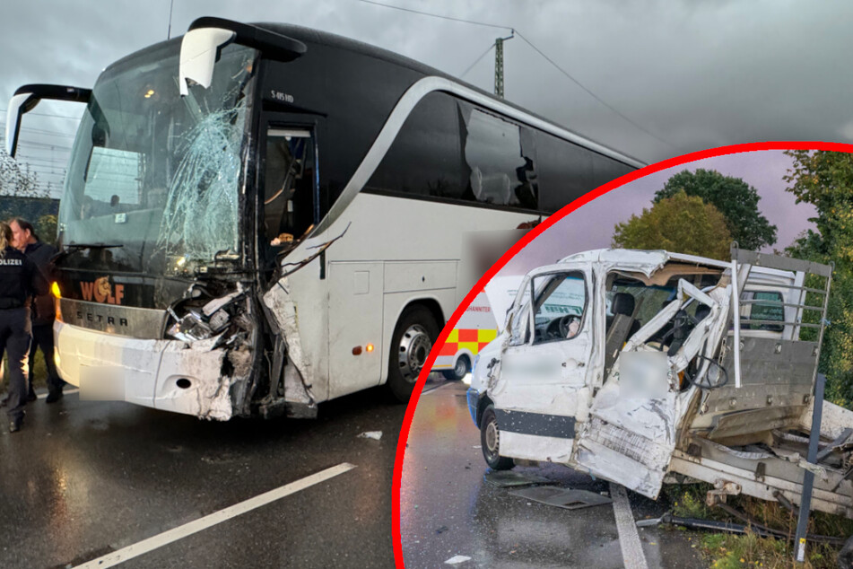 Laster kracht in voll besetzten Bus: Reisende haben Glück im Unglück