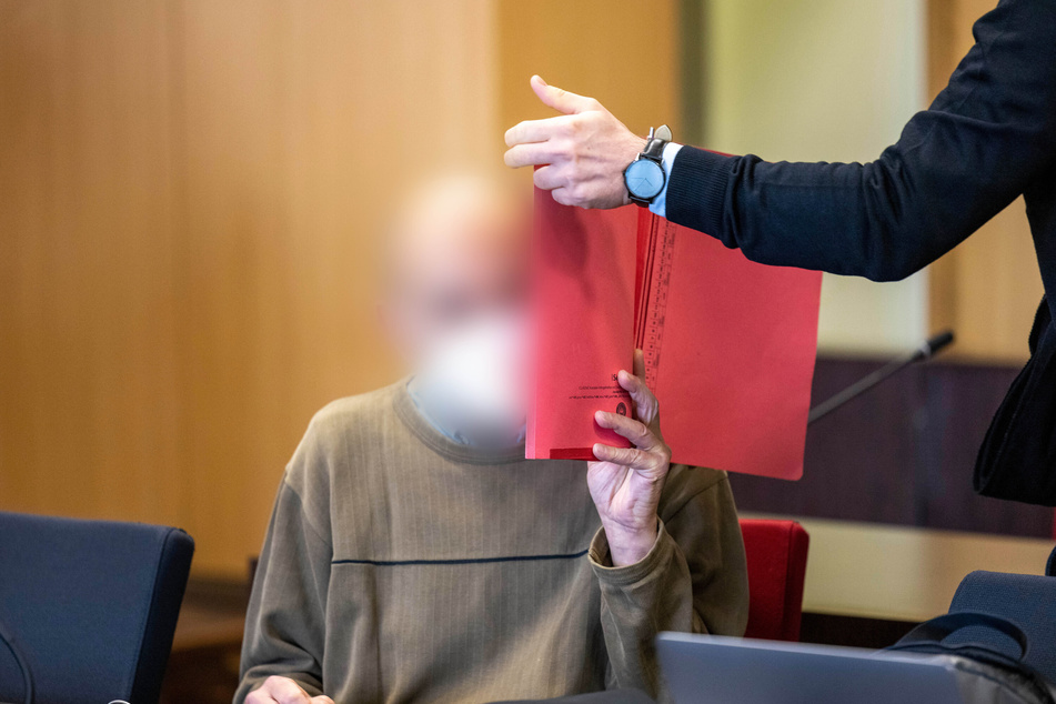 Der Angeklagte aus Düsseldorf sitzt seit 28 Jahren wegen Mordes an einer zwölfjährigen Schülerin im Gefängnis.