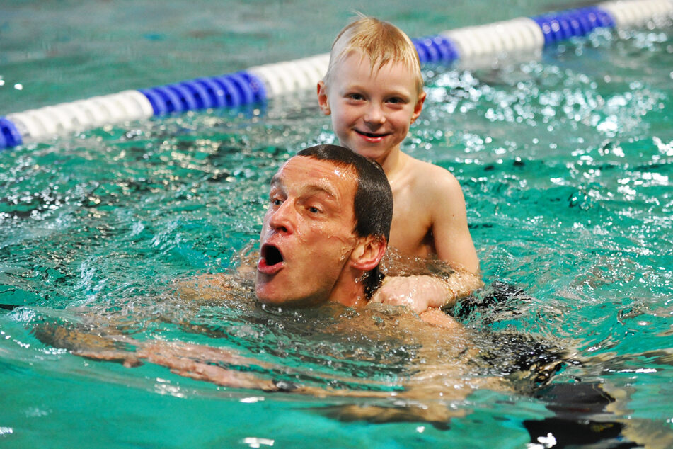 Der 11. Januar 2010: Ronny Nikol (damals 35) und sein Sohn Etienne (damals 7) beim Training in der Dresdner Schwimmhalle Freiberger Platz.