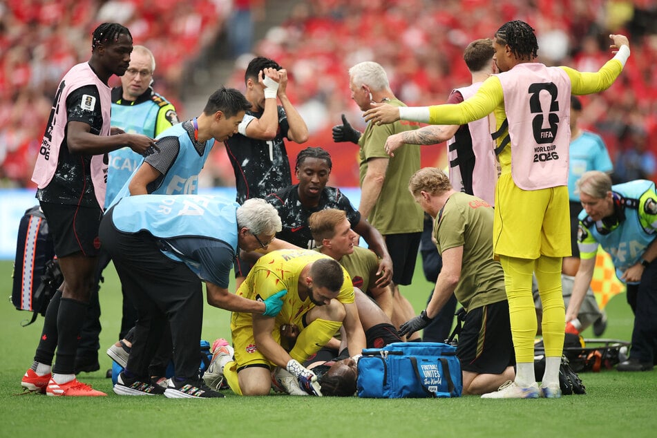 Tragisch! Ismaël Koné (24) wurde erst auf dem Platz behandelt, dann vom Feld getragen.