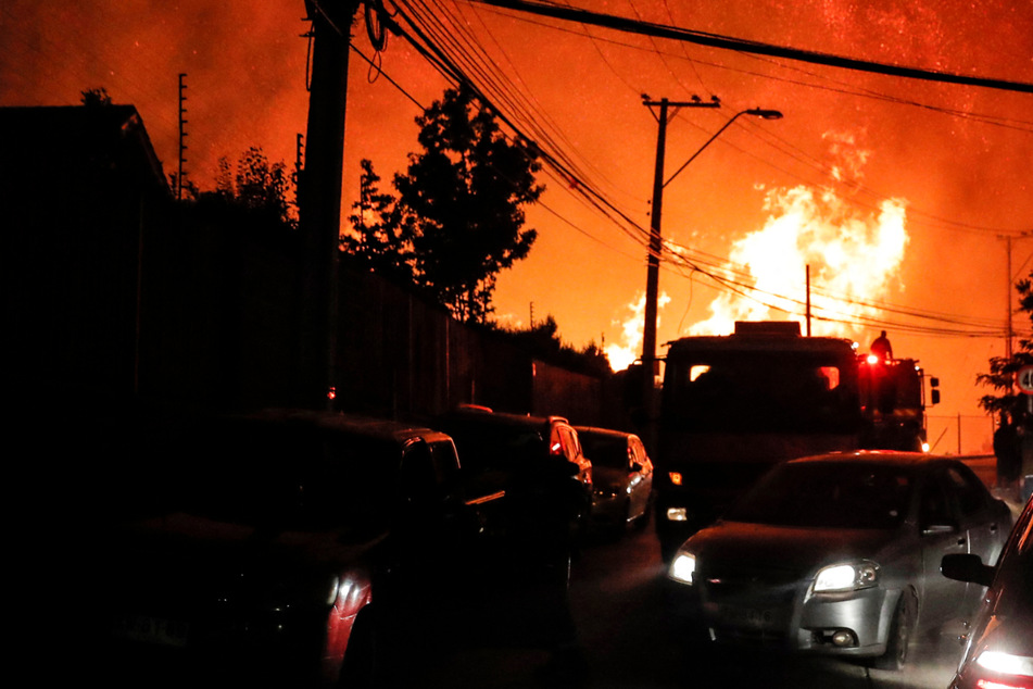 Flammen-Inferno in Urlaubsort: Zwei Tote, Hunderte Häuser kaputt, Notstand ausgerufen
