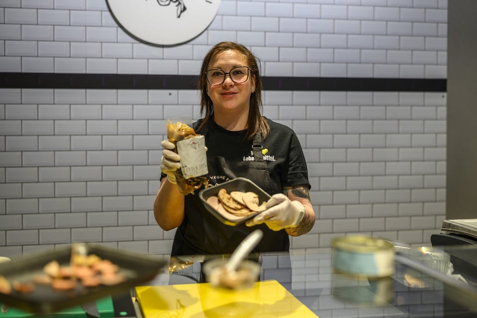 Verkäuferin Juliane Ehm (37) zeigt pflanzliche Fleisch-Alternativen.