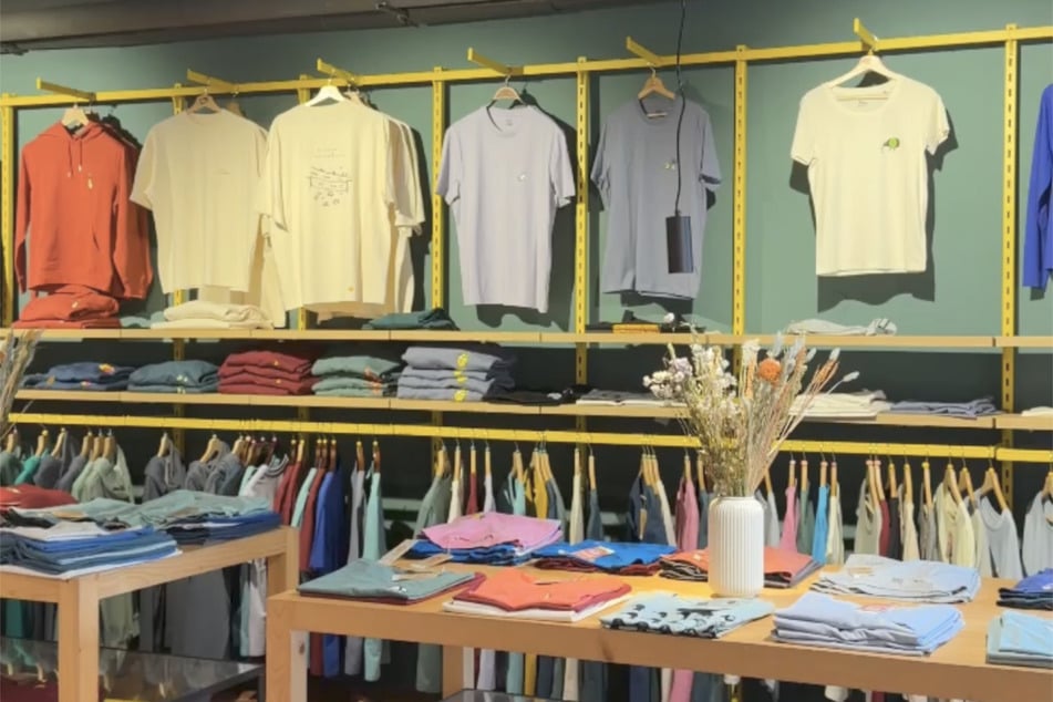 Inhaberin Jennifer hat in der Erfurter Marktstraße einen zweiten "naak naak"-Laden eröffnet - bekannt ist das Geschäft für humorvolle, selbst bedruckte Textilien.