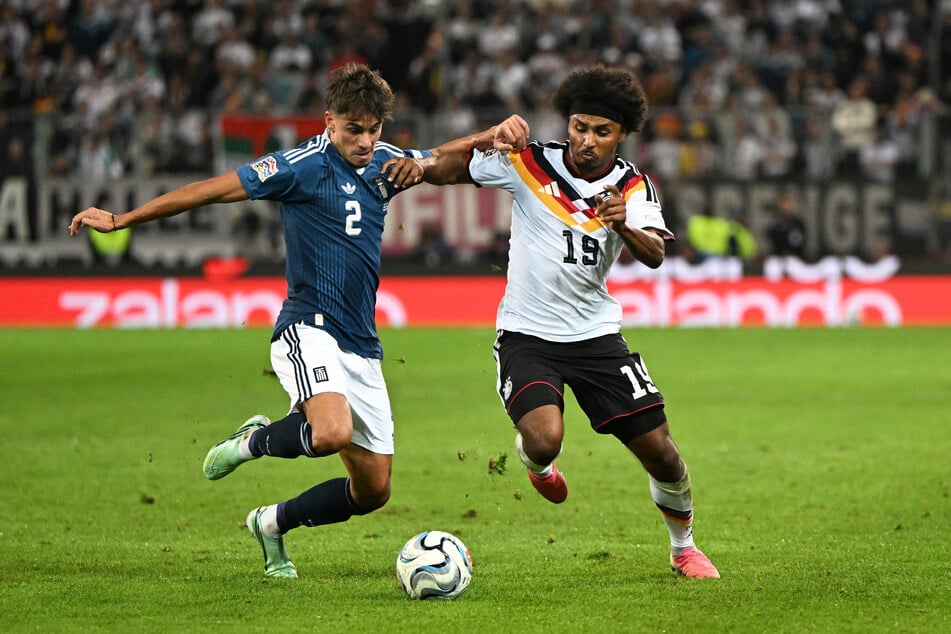 DFB-Flügelflitzer Karim Adeyemi (r.) und Griechenlands Giorgos Vagiannidis kämpfen um den Ball.
