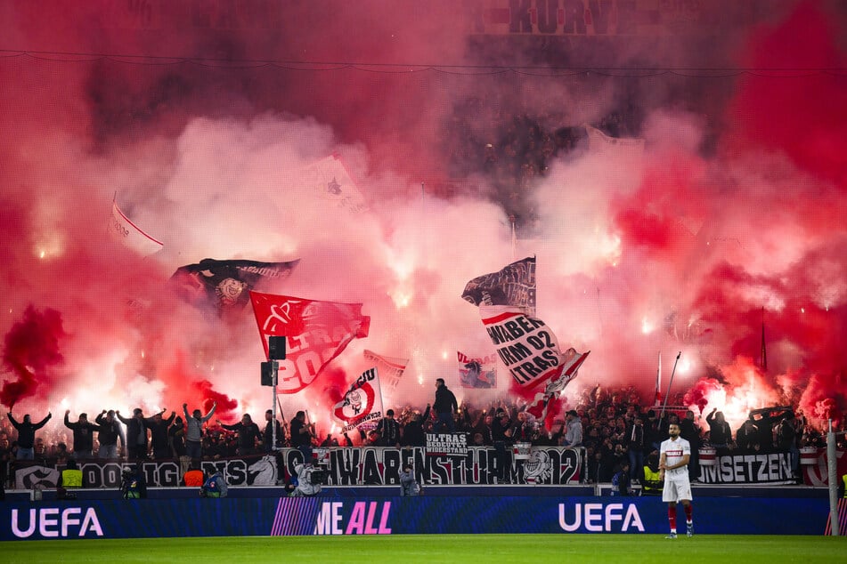 Ziemlich hitzig und farbenfroh ging es beim Champions-League-Heimspiel des VfB Stuttgart gegen Atalanta Bergamo auf den Rängen zur Sache.