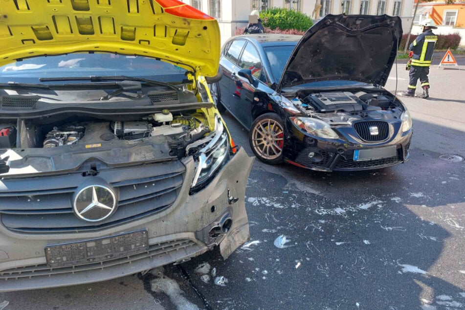 Seat kracht in Notarztfahrzeug: Kreuzung in Freiberg gesperrt
