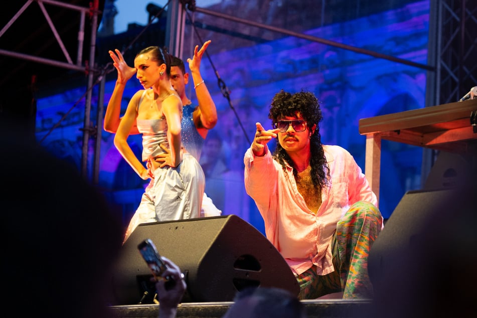 Begleitet wurde die Show immer wieder von mehreren Tänzern.
