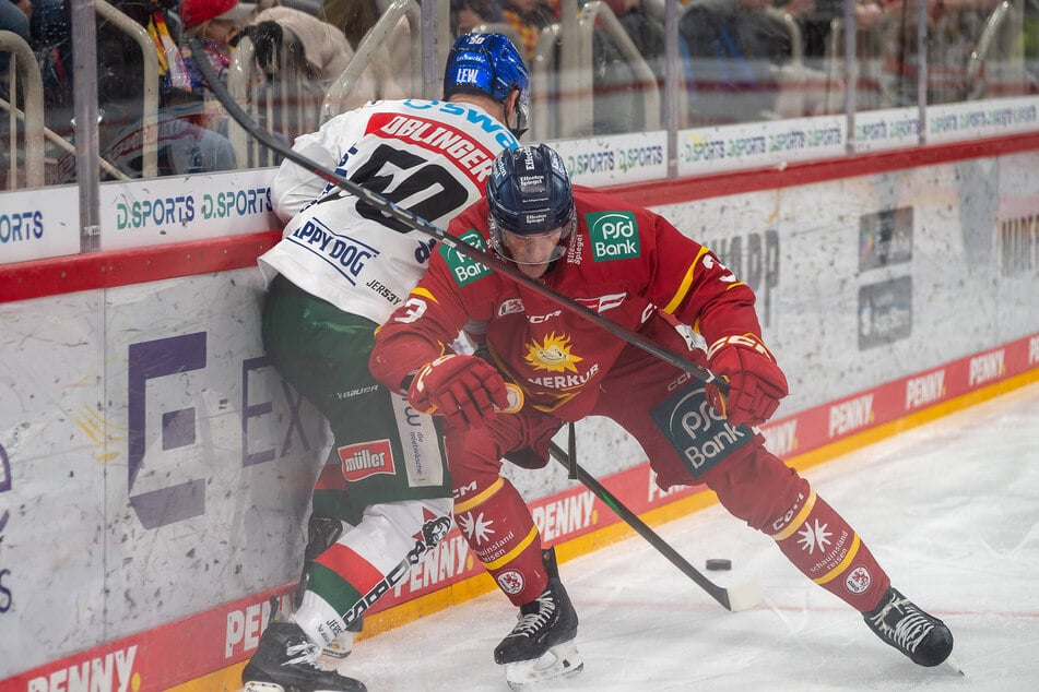 Blau-Weiß statt rot: Verteidiger Alec McCrea (30, r.) wird ins Eislöwen-Trikot schlüpfen.