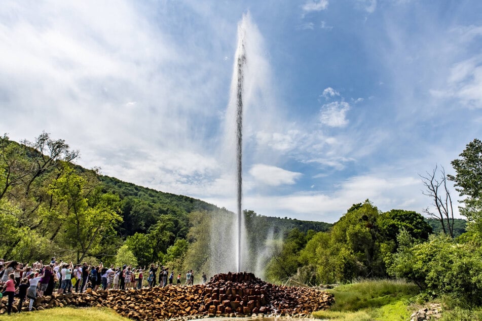 Der Geysir Andernach, ehemals Namedyer Sprudel, ist mit bis zu 60 Metern Auswurfhöhe der höchste Kaltwassergeysir der Welt.