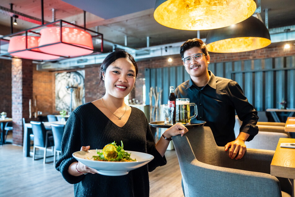 Kellnerin aus Asien: Desak aus Indonesien lässt sich als Restaurant-Fachkraft ausbilden.