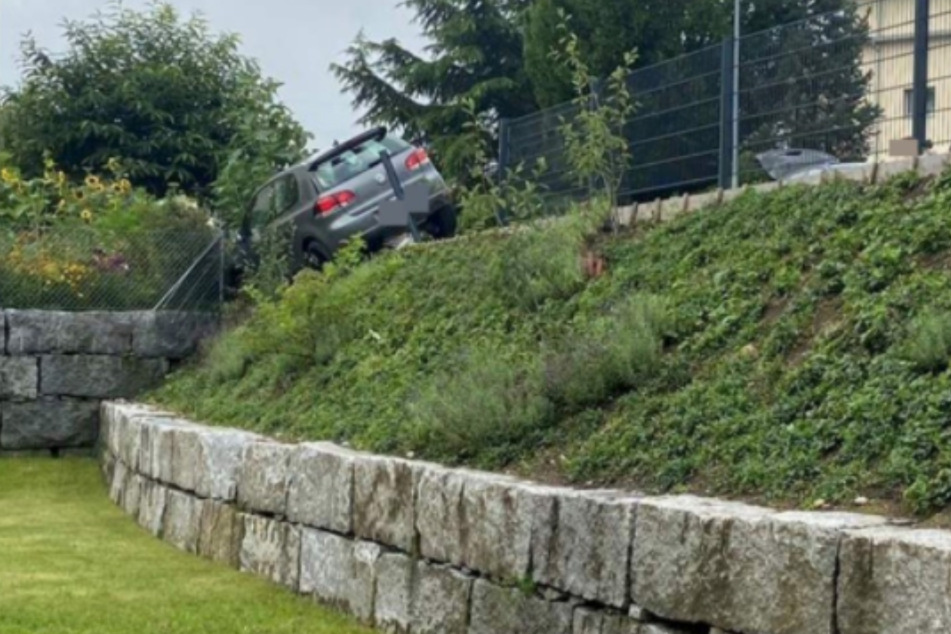 Mit seinem Fahrzeug landete der 18-Jährige im Gartenzaun.