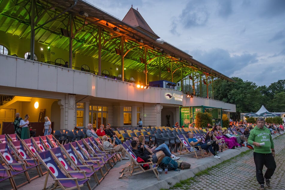 Auf Liegestühlen und auf der Tribühne der Pferderennbahn können es sich die Zuschauer gemütlich machen. Auch für Snacks und Getränke ist gesorgt, damit dem vollen Kinoerlebnis unter freiem Himmel später nichts im Wege steht.