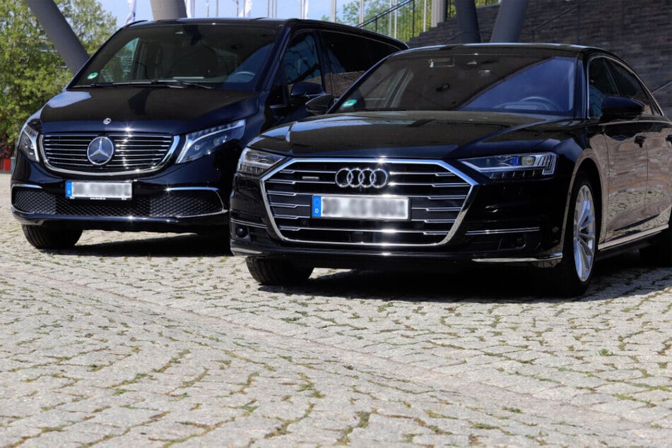 8x8 sucht aktuell Chauffeure (m/w/d), die den erstklassigen Fuhrpark mit Herz und Leben füllen.