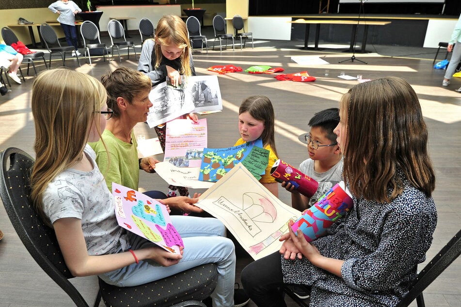 Die Kinder- und Jugendbeauftragte Ute Spindler bereitet mit Grundschülern gemeinsam die Themen für die Kinderkonferenz vor.