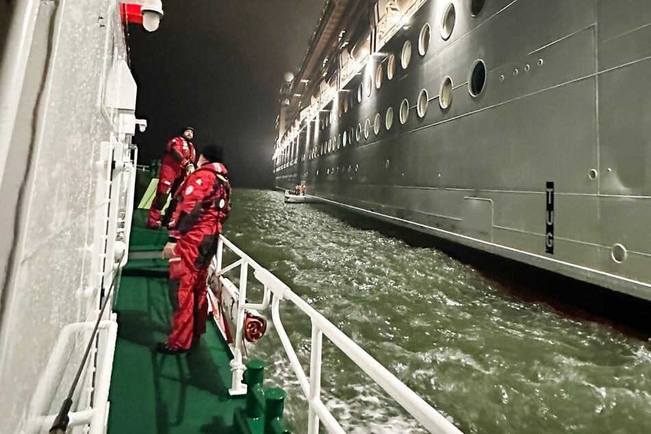 Bereit zur Rettung: die Seenotretter auf dem Rettungskreuzer "Berhard Gruben".