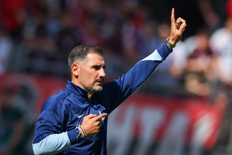 Trainer Cristian Fiél von Hertha treibt seine Mannschaft an.