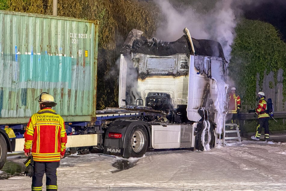 In der Nacht auf Mittwoch ist auf dem Rastplatz Harburger Berge Ost an der A7 in Fahrtrichtung Norden ein Laster in Brand geraten.