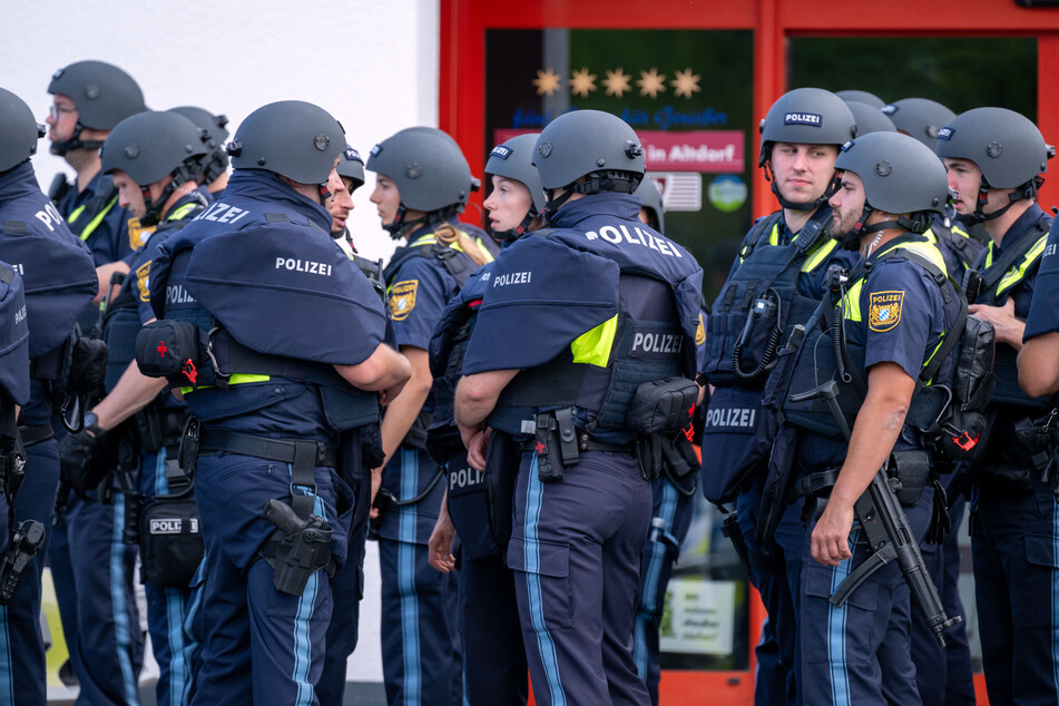 Polizisten besprechen die Lage in Altdorf. Die Suche nach einer vermissten Frau soll nun fortgesetzt werden.